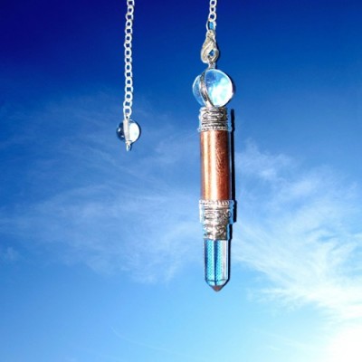 Pendulum de cuivre et de métal blanc en cristal de roche