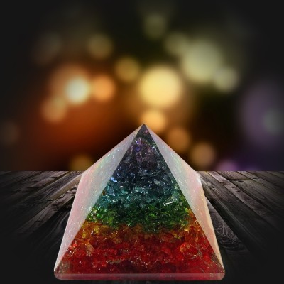 Pirámide de orgonita con arco iris con piedras mixtas