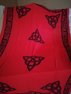 Tuch mit keltischen Mustern und Triquetta Rot