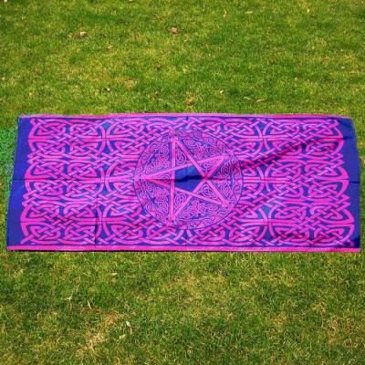 Tuch mit keltischen Mustern und Pentagramm Violett
