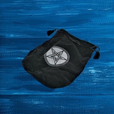 Bolsa de terciopelo negra con pentagrama