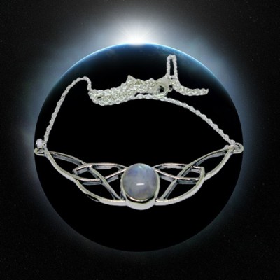 Collier en argent avec noeud celtique et pierre de lune arc en ciel