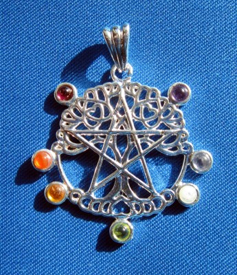 Anhänger Pentagramm Lebensbaum mit Chakrasteinen