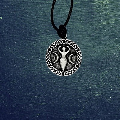 Pendant Earth Goddess in a knot circle