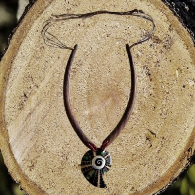 Halskette aus Holz mit Schnecke