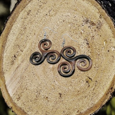 Paio di orecchini in legno Triskell