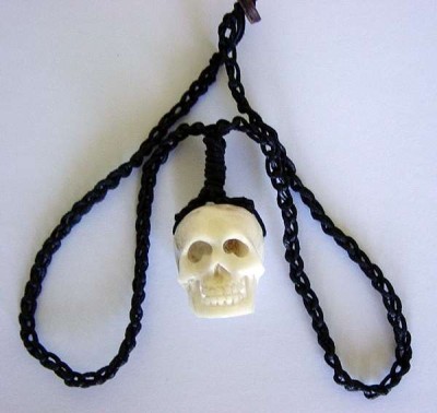 Halskette mit Totenkopf aus Knochen