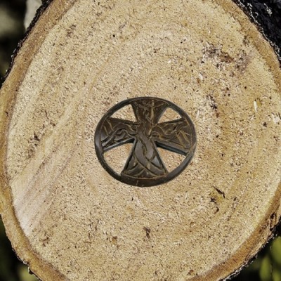 Colgante cruz celta de madera de coco