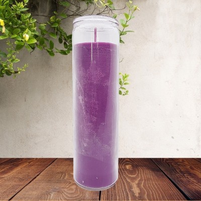 Bougie teintée dans la masse dans un verre, couleur violet