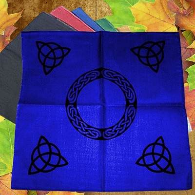 Paño de altar con triquetra negra y motivos celtas Azul