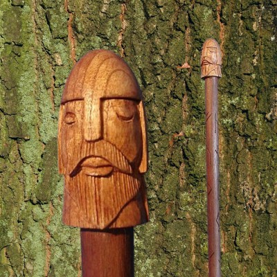 Bâton runique Odin avec les 24 runes de l'ancien Futhark