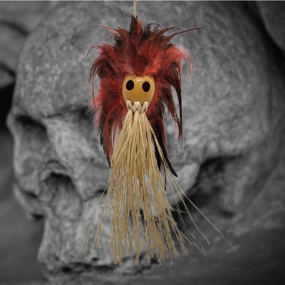 Cabeza de vudú con barba de rafia y plumas