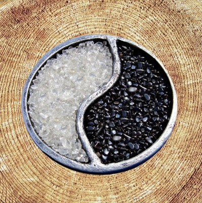 Coupe Yin Yang en céramique noire/or avec pierres de charge
