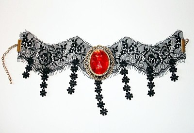 Blood Moon Spitzen Halsband