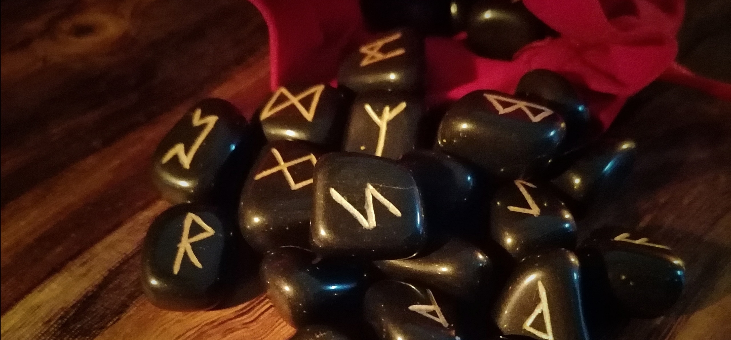 Divination, Witchboards, Pendel, Runen und Glaskugeln