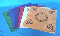 Paño de altar con triquetra negra y motivos celtas Azul