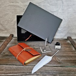 Set per caligrafia con penna d'oca, inchiostro e taccuino