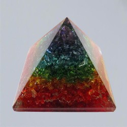 Orgonit Pyramide mit Regenbogen mit gemischten Steinen
