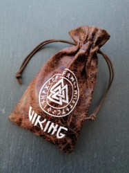 Bolsa vikinga con aspecto de cuero y nudo de Wotans (Valknut) en el círculo rúnico