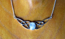 Collier en argent avec noeud celtique et pierre de lune arc en ciel