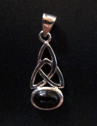 Silver pendant Triquetta with onyx