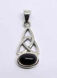 Silver pendant Triquetta with onyx