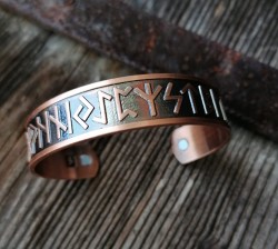 Runen Armreif aus Kupfer mit Magneten