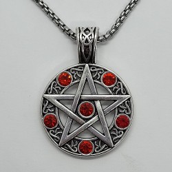 Collier pentagramme avec des pierres rouge sang