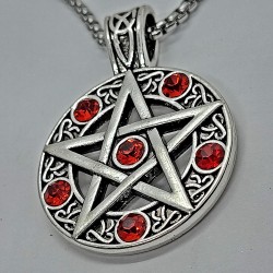 Collier pentagramme avec des pierres rouge sang