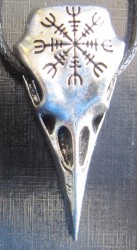 Ciondolo teschio di corvo con simbolo vichingo