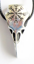 Colgante de calavera de cuervo con símbolo vikingo