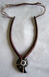 Halskette aus Holz mit Schnecke