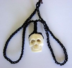 Totenkopf Halskette aus Knochen