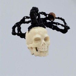 Totenkopf Halskette aus Knochen