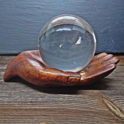 Support pour boule de verre main en bois
