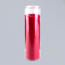 Bougie teintée dans la masse dans un verre, couleur rouge.