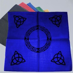 Paño de altar con triquetra negra y motivos celtas Azul