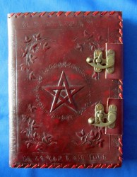 Libro de las Sombras / libro de las brujas con pentagrama y personajes de brujería