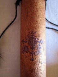 Bastone Voodoo in legno con Veves Oshun