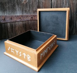 Caja con alfabeto rúnico