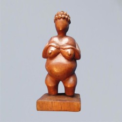 Figur Erdgöttin aus Holz