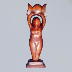 Figura de altar, diosa con triple luna, en madera