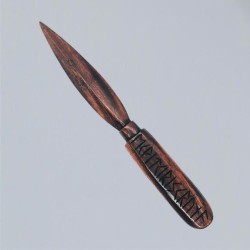 Dague runique en bois