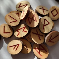 Set rune in legno