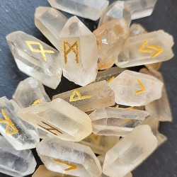 Jeu de runes en pointe de cristal de quartz