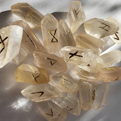 Runenset aus Quarzkristall Spitzen