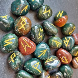 Set di rune in pietra di sangue (Eliotropio)